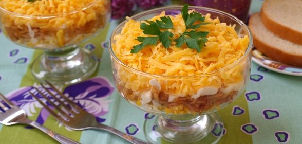 Салат с яблоками и сыром