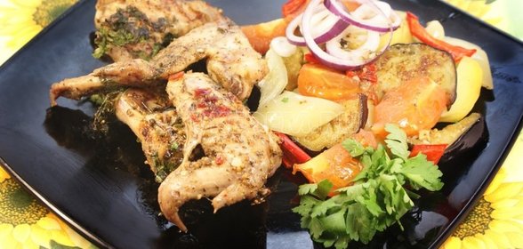Куриные крылышки с печенными овощами