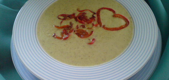 Суп-пюре из брокколи и зелёного горошка с жареным острым красным перцем