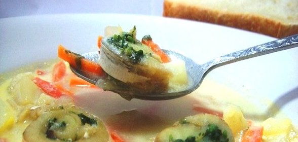 Сливочный суп с рыбными рулетиками