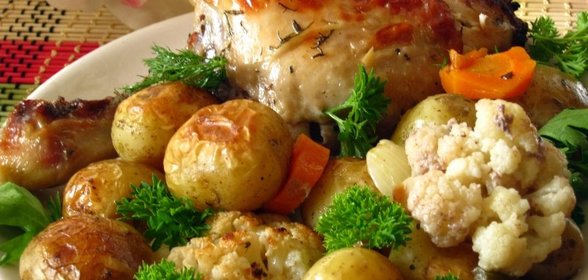 Запеченная курица с молодым картофелем и цветной капустой