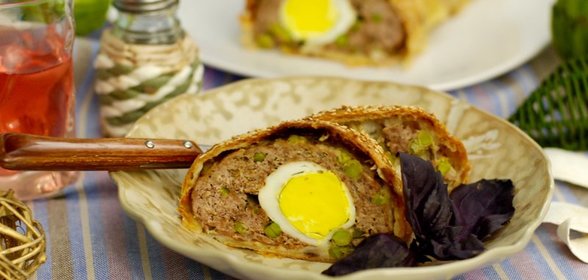 Рулет из говяжьего фарша с зелёным горошком и яйцом. Тест драйв с Окраиной