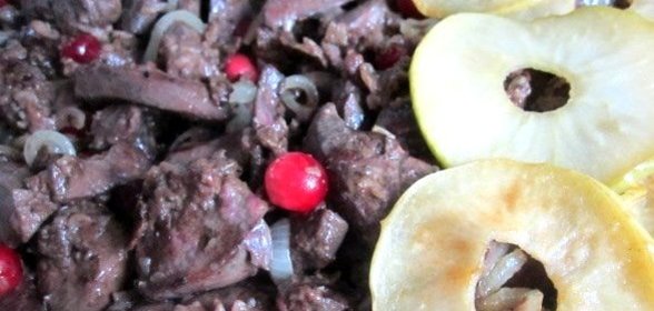 Печень с яблоками в духовке