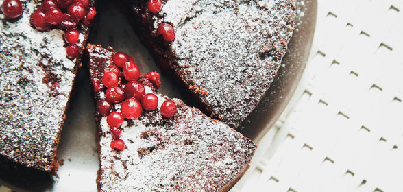 Шоколадный пирог с красными ягодами