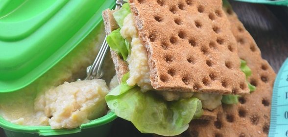 Паштет из нута с яблоками и хлебцами из отрубей