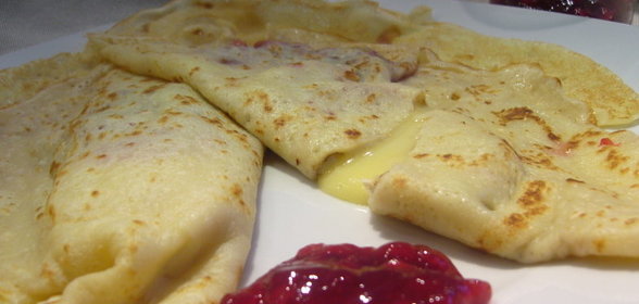 Crêpes или французские блинчики с камамбером и клюквенным конфитюром