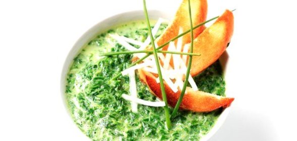 Спред из шпината, феты и кедровых орешков