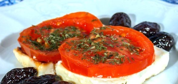 Брынза, запеченная с помидорами (Саганаки)