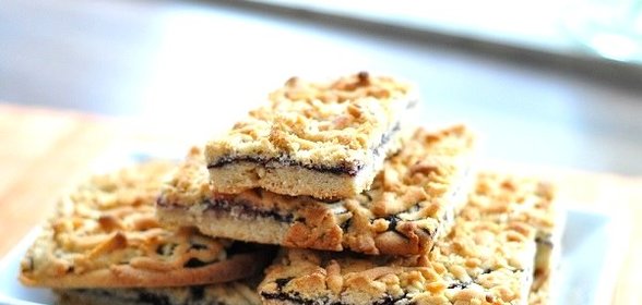 Пирог рассыпчатый с вареньем