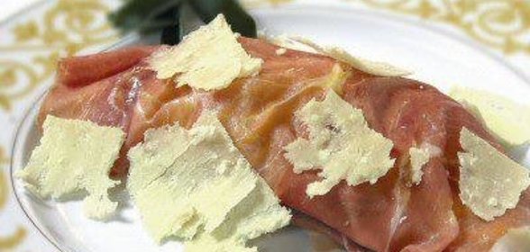 Кальцоне прошутто ди Парма с лапшой, приправленные шалфеем и сыром Пармезан