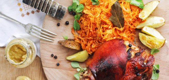 Свиная рулька с квашеной тушеной капустой под пиво