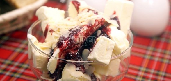 Мороженое с брусничным джемом