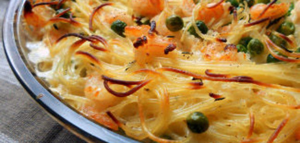 Пирог из спагетти с креветками, зеленым горошком и маскарпоне