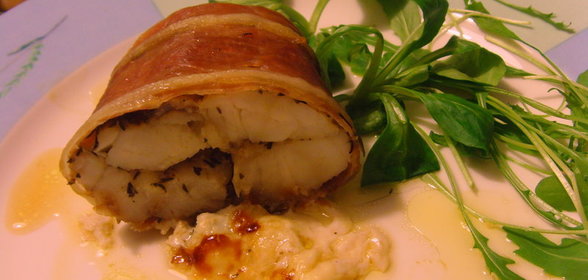 Рулет из налима и бекона, начинённый сливочным маслом с тимьяном