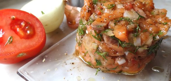 Тартар из лосося с помидорами