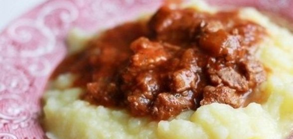 Гуляш из говядины с картофельным пюре