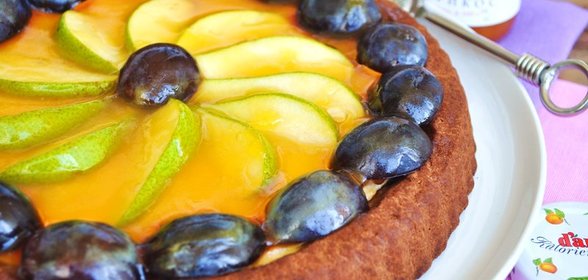 Легкий шоколадный пирог с фруктовой начинкой и конфитюром DARBO