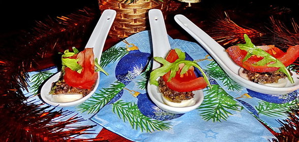 Комплимент из моцареллы с тапенадом из маслин и томатами