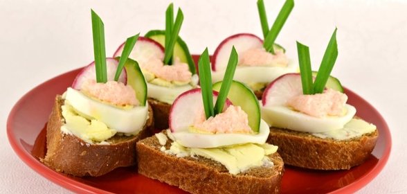 Бутерброды с маслом, яйцом и икрой мойвы