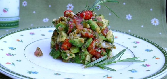 Тартар с раковыми шейками и авокадо