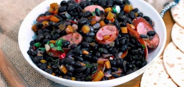 Фасоль Прето с копчеными колбасками