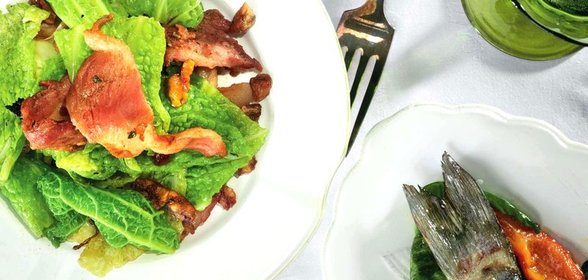 Тушеная савойская капуста, каштаны и панчетта