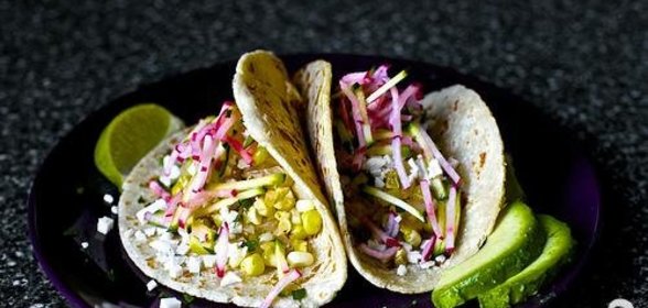 Такос с кукурузой, редисом и цуккини