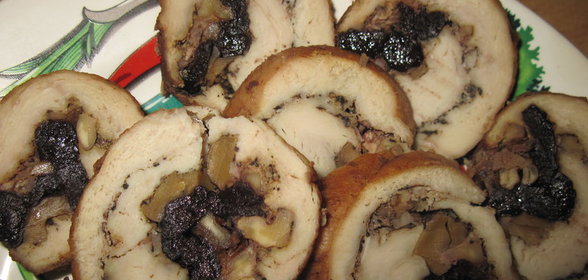 Куриный рулетик с черносливом и грецкими орехами