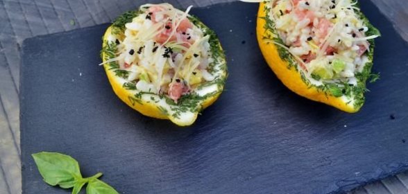 Закуска из творога с помидорами и салатом