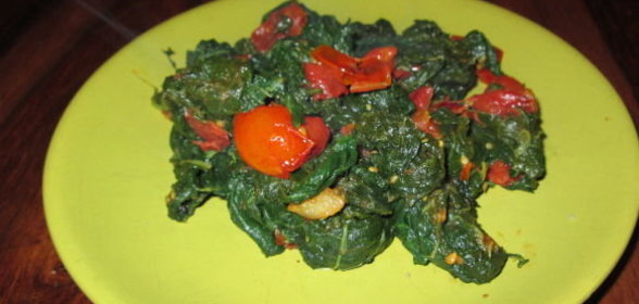 Гарнир из шпината и помидоров