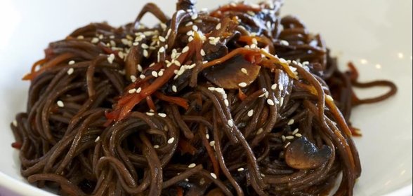 Гречневая лапша с шампиньонами и морковью