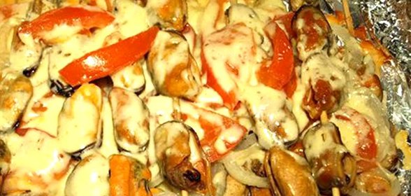 Мидии, запеченные с помидорами, сыром и луком