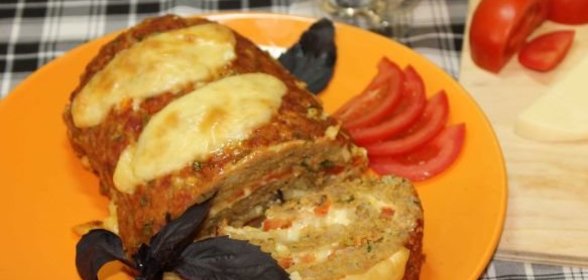 Мясной рулет с моцареллой и помидорами