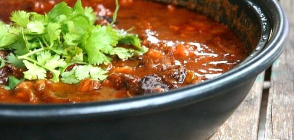 Говядина в казане с помидорами