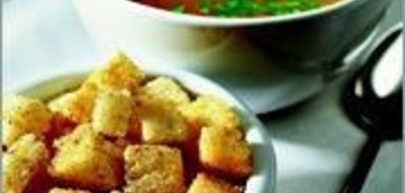 Куриный бульон с перцем и гренками