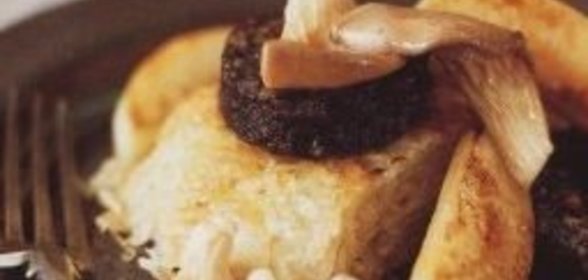 Картофельный коржик с грибами, колбасой и яблоками