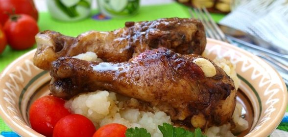 Куриные голени в маринаде с горчицей шпигованные чесноком