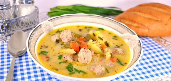 Сырный суп с замороженными овощами, зеленью чеснока и фрикадельками