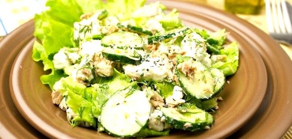 Зелёный салат с тунцом и сыром Фета