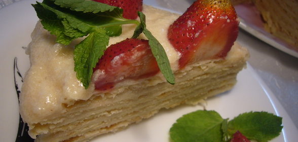 Летний торт со сливочно - клубничным кремом с пастилой и клубникой в винном маринаде