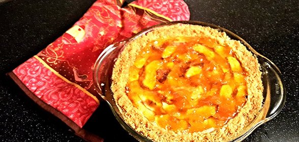 Яблочный пирог с абрикосовым джемом на корже из печенья