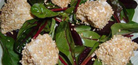 Свекольный салат со сливочным сыром и кунжутом