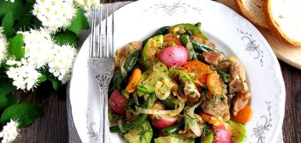 Индейка с овощами на сковороде