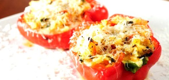 Запеченные, фаршированные пастой и сыром красные перцы