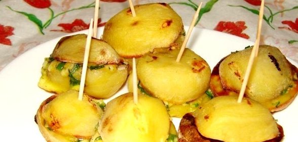 Молодая картошка, запеченная в духовке с салом