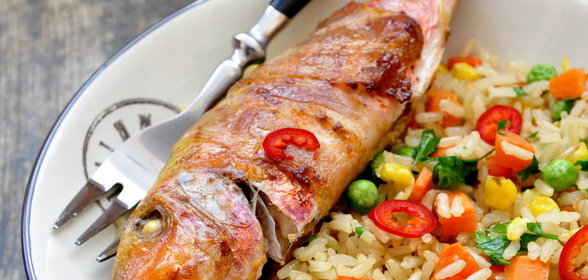 Барабулька в беконе с жареным рисом и овощами