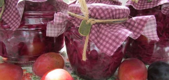 Краснокочанная капуста, консервированная со сливами