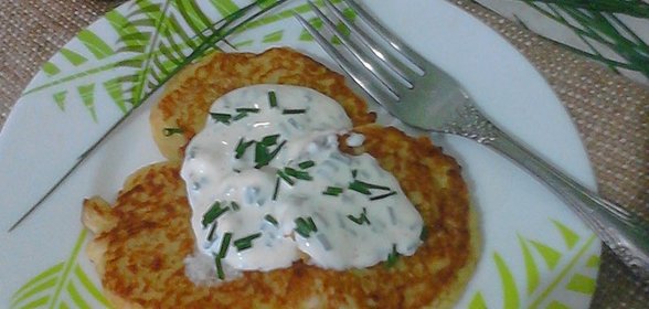 Кабачково-яблочные оладьи со сметанным соусом