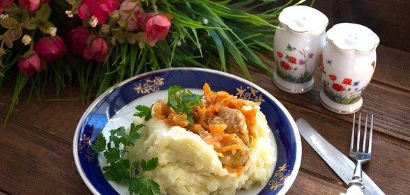 Гуляш из индейки с картошкой