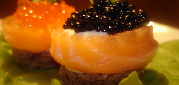 Закуска Мини-рулетики из семги с икрой